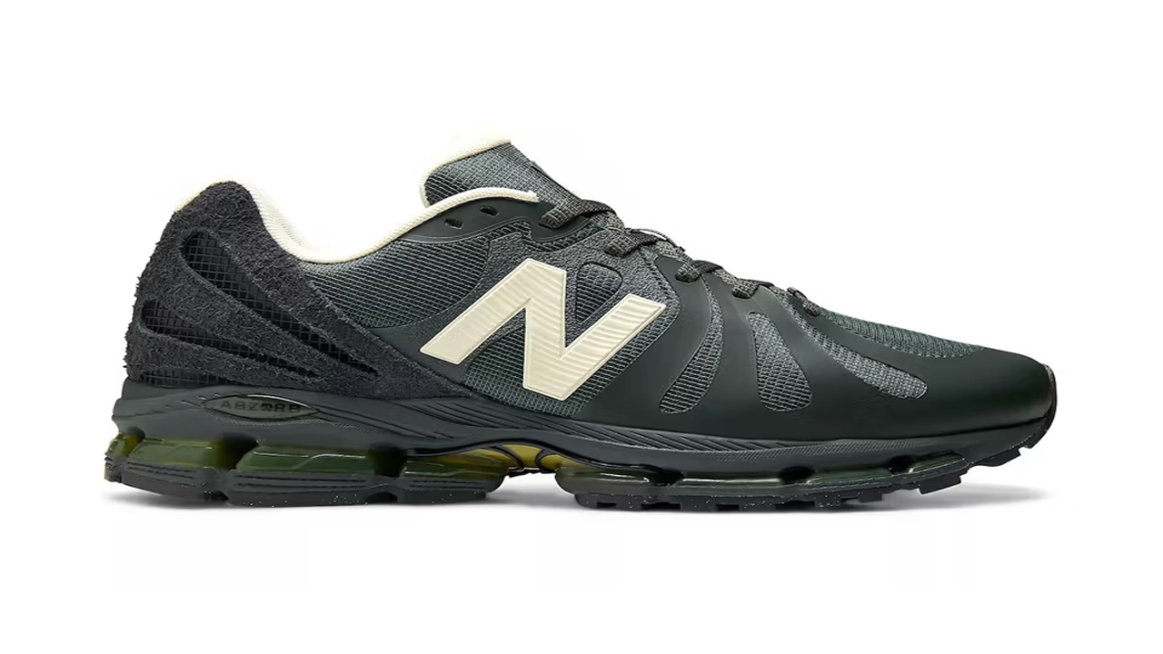 Stone Island x New Balance 1890 “Deep Forest” Hadirkan Sentuhan Teknis Bernuansa Sepak Bola Modern